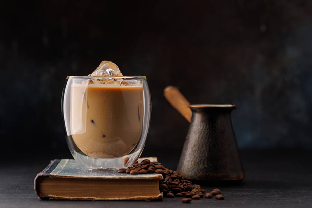 IJskoude koffie en vers gebrande koffiebonen. met kopieerruimte - Foto, afbeelding