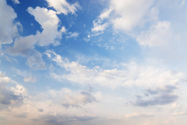 Krásný malebný pohled na oblohu s mraky, ukazující přirozenou krásu a klid krajiny - Fotografie, Obrázek