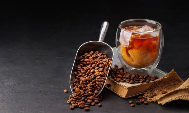 Ledová studená káva a čerstvě pražená kávová zrna. S mezerou pro kopírování - Fotografie, Obrázek