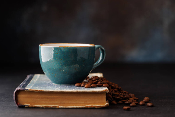 Bohatá káva v šálku s aromatickými praženými fazolemi, výborný ranní nápoj - Fotografie, Obrázek