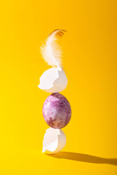 Composición moderna con huevos de Pascua. Equilibrado y levitación - Foto, imagen