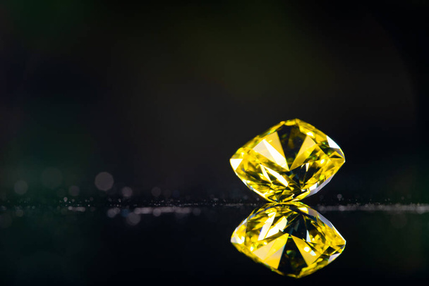 Жовтий діамант на чорному тлі
 - Фото, зображення
