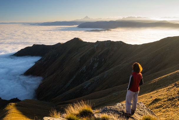 Dağın tepesinde oturan kadın - Fotoğraf, Görsel