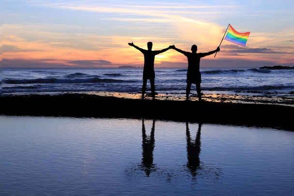 Ομοφυλόφιλοι άνδρες, κρατώντας μια σημαία υπερηφάνεια.  - Φωτογραφία, εικόνα