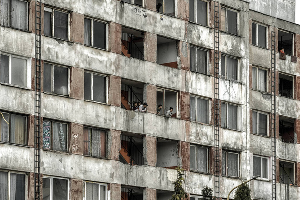 Kosice, Slovaquie - 25 mars 2023 : Établissement Lunik IX avec bloc d'appartements en ruine avec des Roms dans la ville Kosice - Photo, image