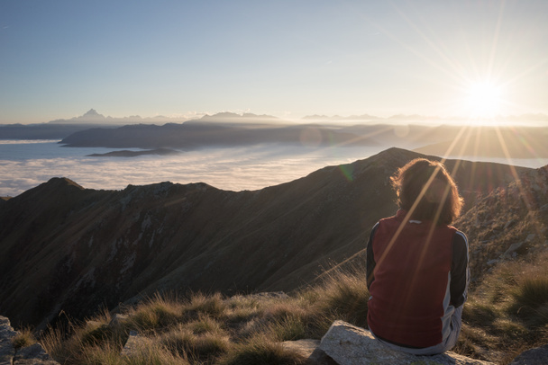 Vrouw rustend op de bergtop - Foto, afbeelding