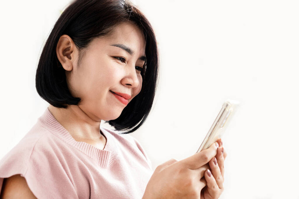 concepto de crecimiento de la inversión con negocio mujer asiática que negocia en línea usando el teléfono inteligente con gráficos crecientes - Foto, imagen