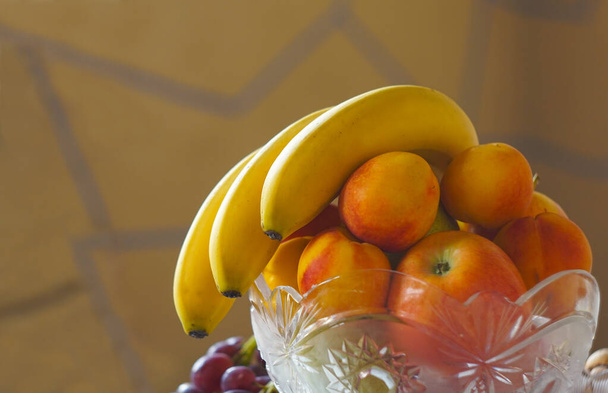                               There are bananas and fruits in the vase - Foto, Bild