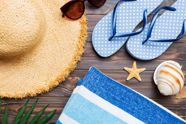 Summer vacation concept flat lay. beach accessories and towel top view. Space for text. travel concept. - Foto, Bild