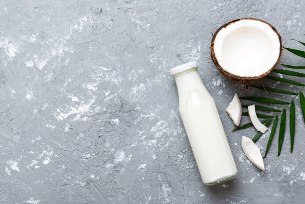 kokosproducten op witte houten ondergrond. Zuivelvrije melkvervangende drank, Vlakke leg gezond eten. - Foto, afbeelding