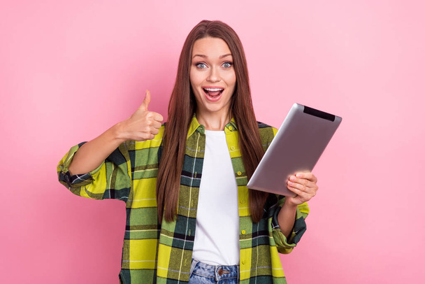 Portrait of excited attractive lady hold tablet demonstrate thumb up isolated on pink color background. - Fotografie, Obrázek