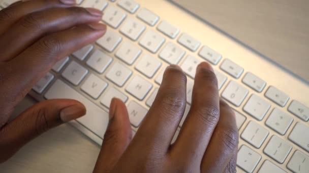 Jeune femme noire tapant sur le clavier de l'ordinateur - Séquence, vidéo