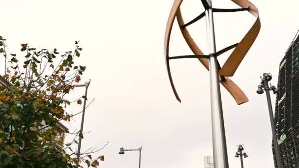 Mini kentsel rüzgar türbininin pervanesinin görüntüsü. Eğim hareketi. - Video, Çekim
