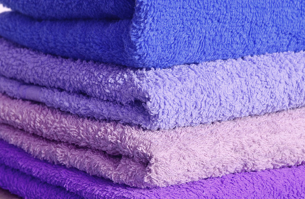 Montón de toallas azules y púrpura
 - Foto, Imagen
