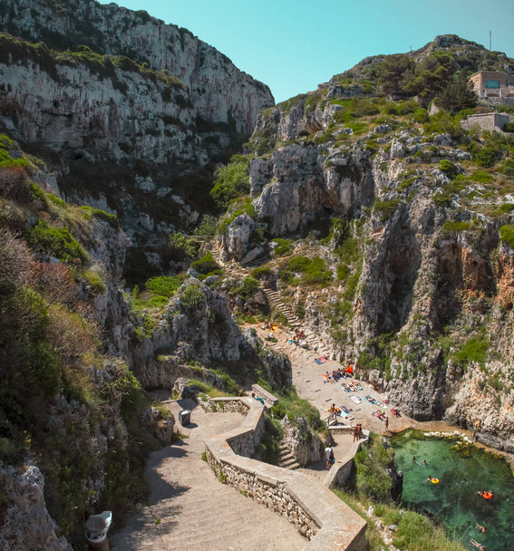 Die kleine Küstenbucht Ciolo von der gleichnamigen Brücke in Gagliano del Capo, Italien. Ciolo ist ein Ort von historischem, ökologischem und geologischem Interesse mit zahlreichen Höhlen. - Foto, Bild