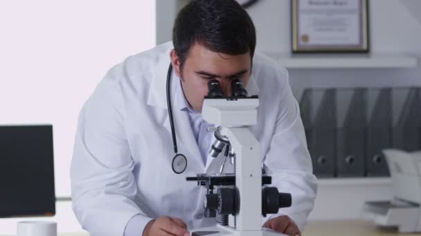Doctor using digital tablet - Video, Çekim
