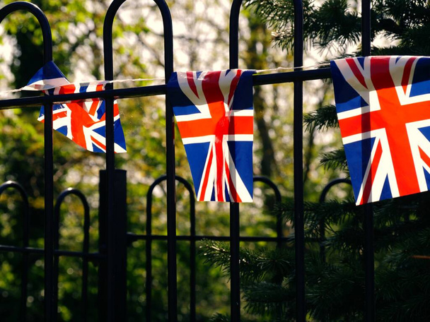 ユニオンジャックの禁止ロイヤルお祝いストリートパーティーのための英国の旗中には、選択的な焦点を撮影 - 写真・画像