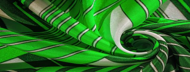 tela de seda con patrón de rayas verdes y blancas. Poncho con motivos mexicanos. textura, fondo - Foto, imagen