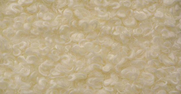 Pele falsa de cor branca amarelo pálido. Imitação de pele de cordeiro karakul. conhecido como tecido de lã, que se assemelha a pêlos de animais na aparência e calor. - Foto, Imagem