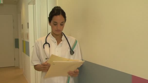 Doctor reading file - Filmati, video