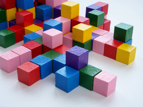 Abstract systeem van gekleurde blokjes als symbool van complexe structuur en verbindingen. - Foto, afbeelding