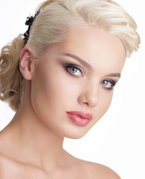 Portret van charmante blonde vrouw met natuurlijke schone huid close-up - Foto, afbeelding