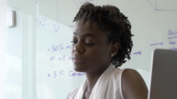 foco cremalheira afro-americana empresária olha para relatórios com recessão - Filmagem, Vídeo