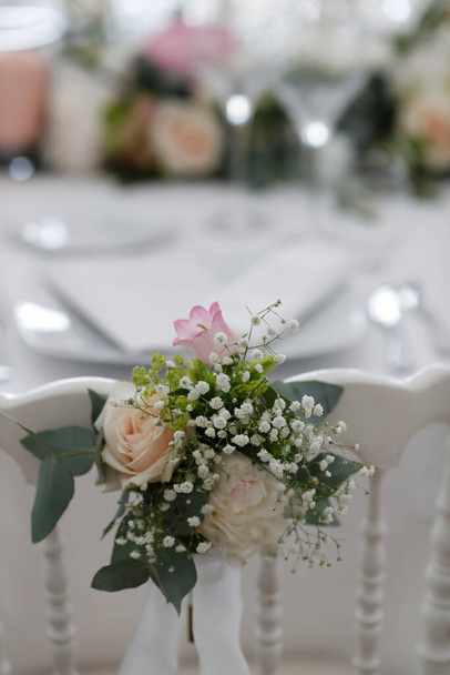 Table for wedding party.  Flower decoration.  - Foto, Imagen