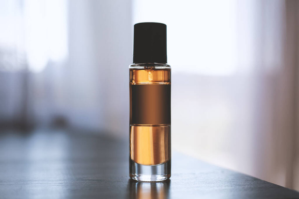 Parfüm şişesi masada - Fotoğraf, Görsel