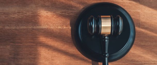Detailní shora vidět černé dřevěné kladivo kladivo na dřevěném kancelářském stole na pozadí jako spravedlnost a právní systém pro právníka a soudce, Právní autorita a spravedlnost v procesu konceptu. ekvalita - Fotografie, Obrázek