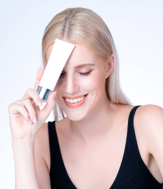 Zbliżenie piękny idealny naturalny makijaż kosmetyczny skóry kobieta trzyma krem nawilżający tubkę do zdrowej pielęgnacji skóry leczenie, anti-aging reklama produktu w izolowanym tle. - Zdjęcie, obraz