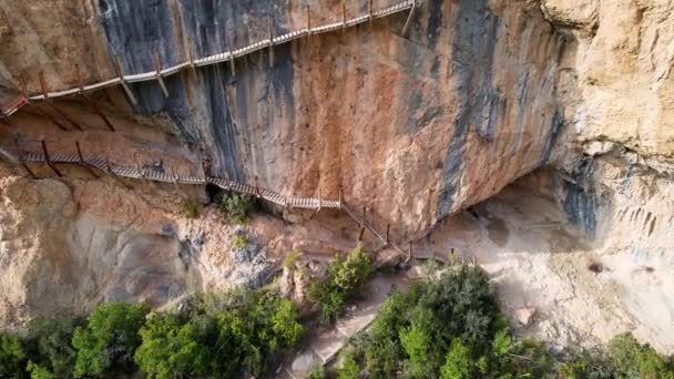 Panoramique belle vue aérienne vertigineuse impressionnante de haut en bas de l'escalier en bois à la falaise rocheuse dans le cadre du sentier de randonnée dans la gorge de Congost de Montrebei en Catalogne dans les Pyrénées, Espagne.Vidéo 4K - Séquence, vidéo