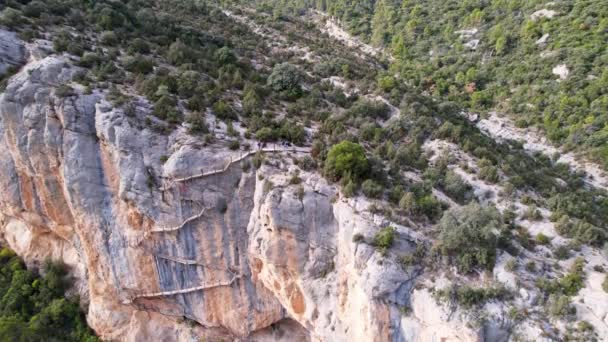 Panoramique belle vue aérienne vertigineuse impressionnante de haut en bas de l'escalier en bois à la falaise rocheuse dans le cadre du sentier de randonnée dans la gorge de Congost de Montrebei en Catalogne dans les Pyrénées, Espagne.Vidéo 4K - Séquence, vidéo