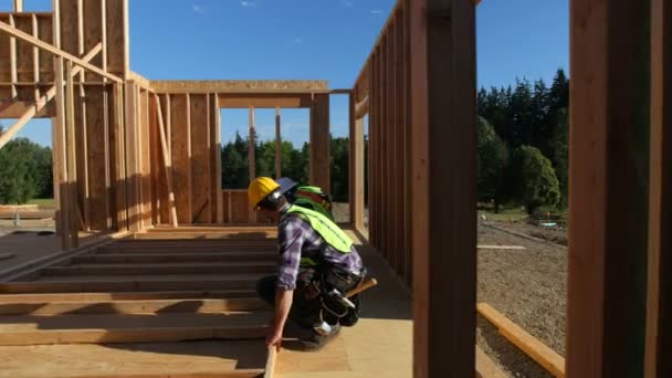 Workers standing up wall - Materiał filmowy, wideo
