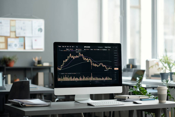 Financiële grafiek en grafiek op het scherm van desktopcomputers op de werkplek van econoom of beursanalist - Foto, afbeelding