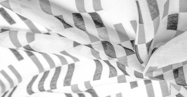 Tecido de seda branca com formas de losango geométricas pretas. escuro. Contexto. Modelo. - Foto, Imagem