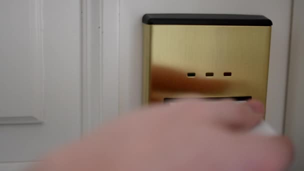 Nyissa ki az ajtót kártyával - belépése a szállodai szoba - Felvétel, videó