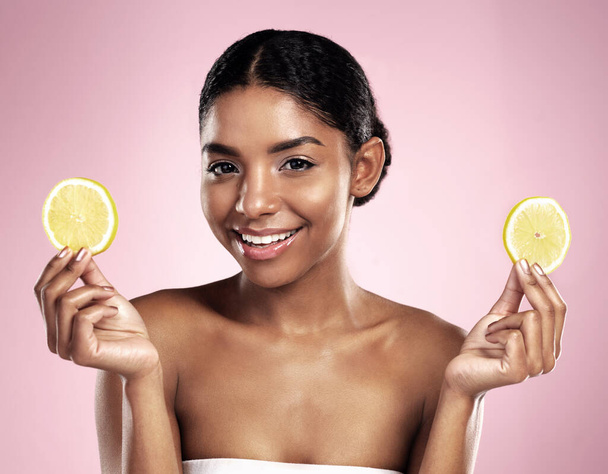 Portrait of happy woman, lemon and skincare in studio, pink background or wellness of vitamin c benefits. Face of african model, citrus fruits and nutrition of beauty, organic cosmetics or detox diet. - Foto, Imagem