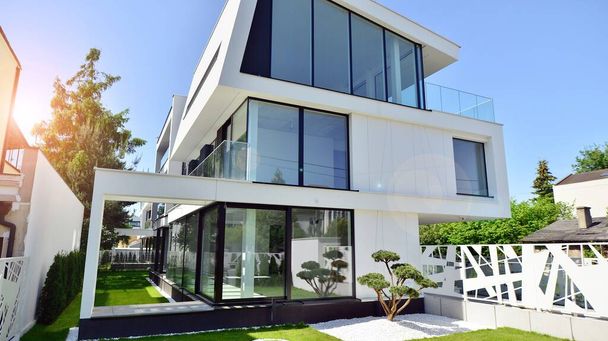 Elegante casa bianca con concetto aperto. Moderna villa di lusso esterna. Una casa moderna con grandi finestre e vetri. - Foto, immagini