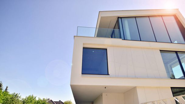 Elegant wit huis met open concept. Moderne luxe villa buitenkant. Een modern huis met grote ramen en ramen. - Foto, afbeelding