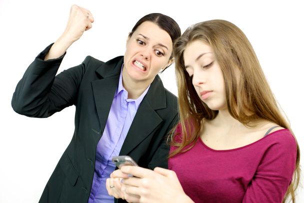 Moeder willen vernietigen mobiele telefoon van dochter - Foto, afbeelding
