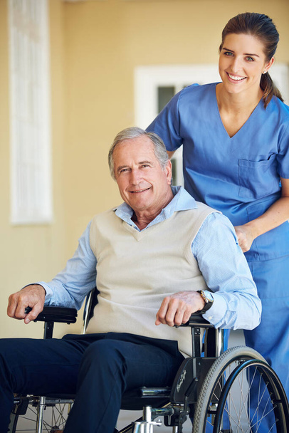 Portretowy uśmiech, opiekun lub staruszek na wózku inwalidzkim w klinice szpitalnej pomagający starszemu pacjentowi zdobyć zaufanie lub wsparcie. Opiekun medyczny, szczęśliwy lub opieki zdrowotnej popycha starszą osobę niepełnosprawną. - Zdjęcie, obraz