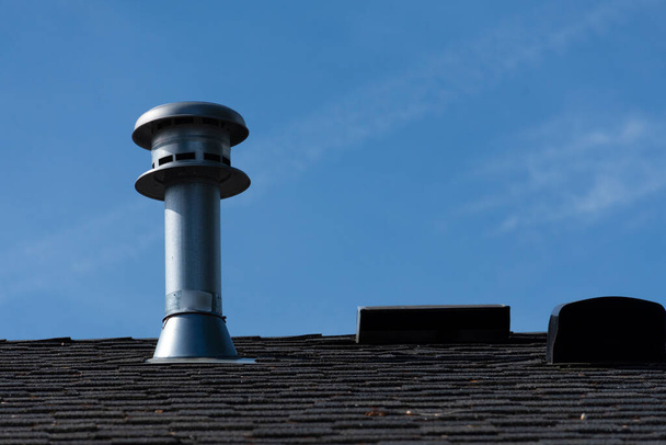 Изображение одной стопки вентиляции на крыше жилого дома.  - Фото, изображение