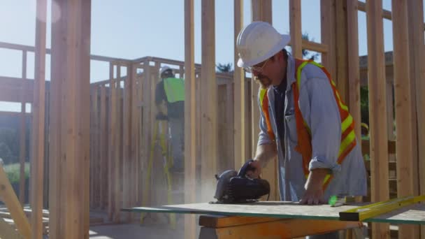 Worker cutting board - Materiał filmowy, wideo