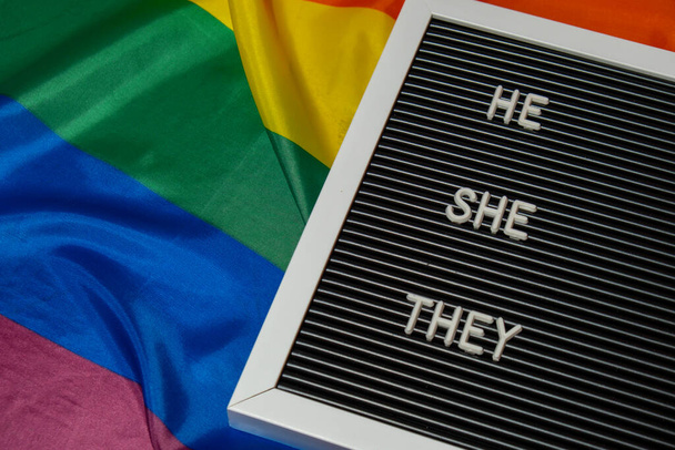 Tekst w języku neo zaimki pojęcie na Rainbow flag tło zaimki płci. Niebinarne transgendery praw człowieka. Wsparcie społeczności Lgbtq przyjmuje moją płeć, szanuje zaimki tolerancji równe - Zdjęcie, obraz