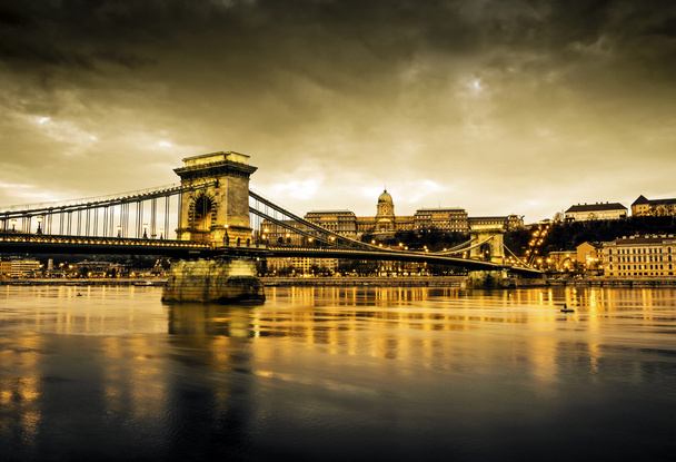 Ponte da Cadeia de Szechenyi e Palácio Real, Budapeste
 - Foto, Imagem