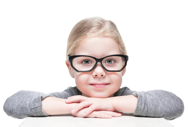 Красива маленька дівчинка в окулярах ізольована
  - Фото, зображення
