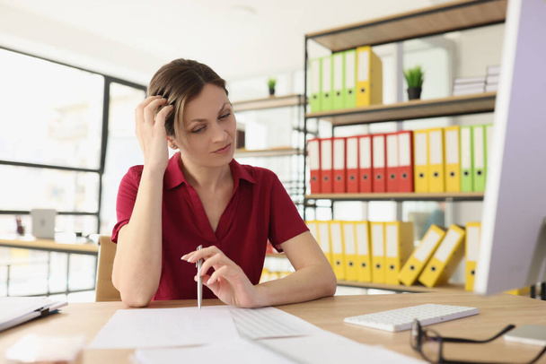 Büroangestellte mit schwerer Migräne sitzt tagsüber am Tisch. Arbeitnehmerin durch Spannungen am Arbeitsplatz aufgrund von Überlastung gestresst - Foto, Bild