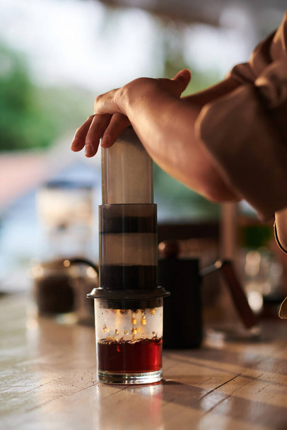 Barista használja aeropress, amikor kávét készít az ügyfél számára - Fotó, kép
