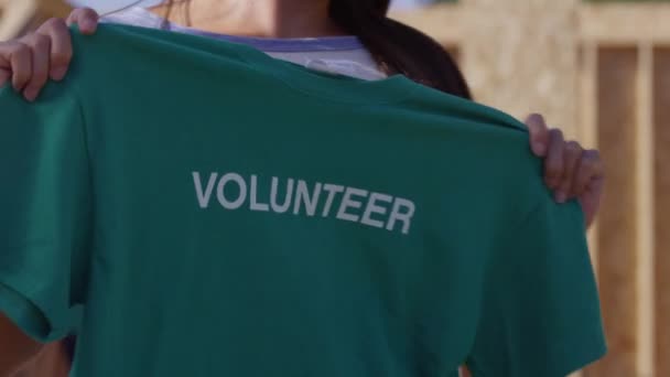Volunteer passing out t-shirts - Video, Çekim